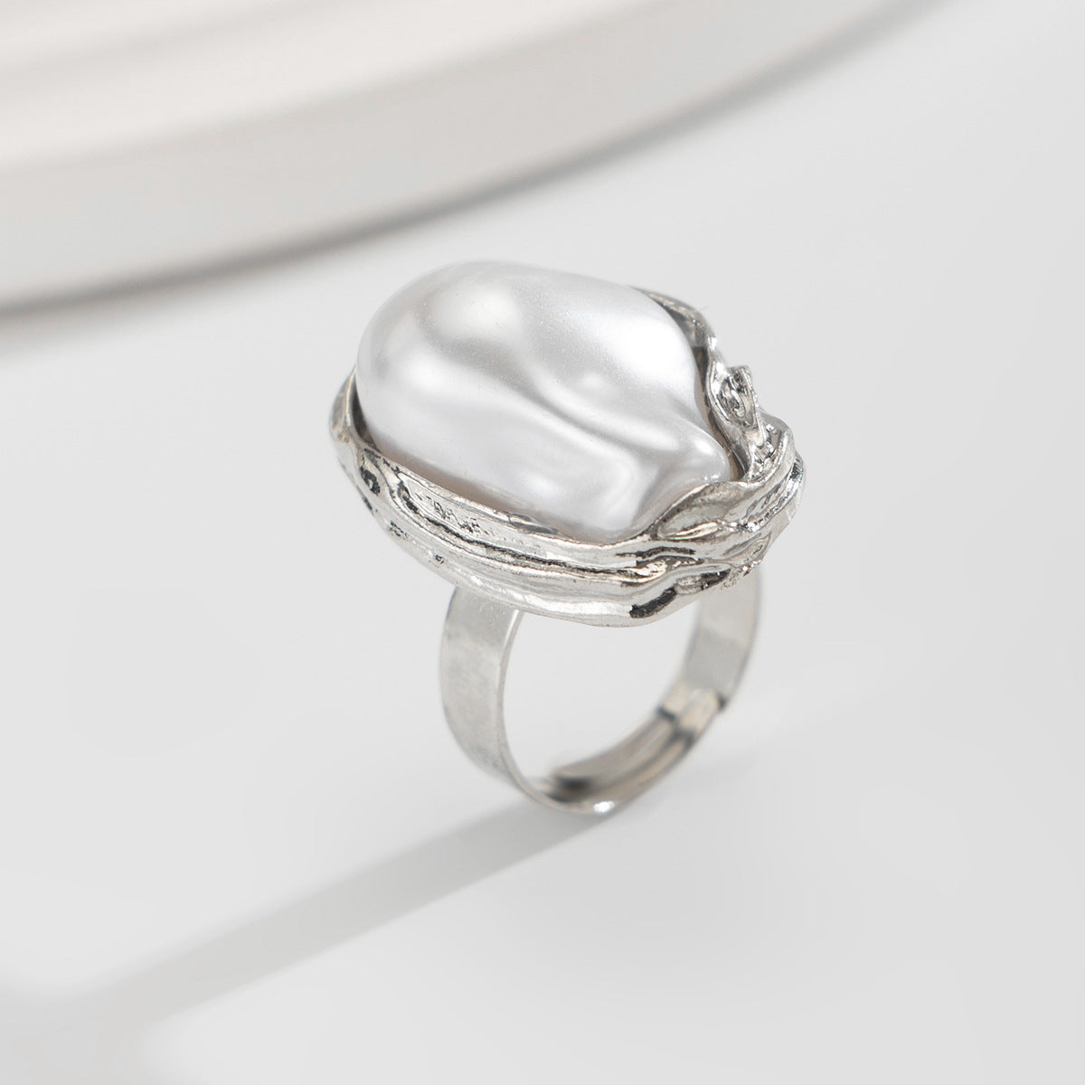 New Baroque inlaid irregular pearl rings, retro irregular alloy rings - V.I.P Digital Presence