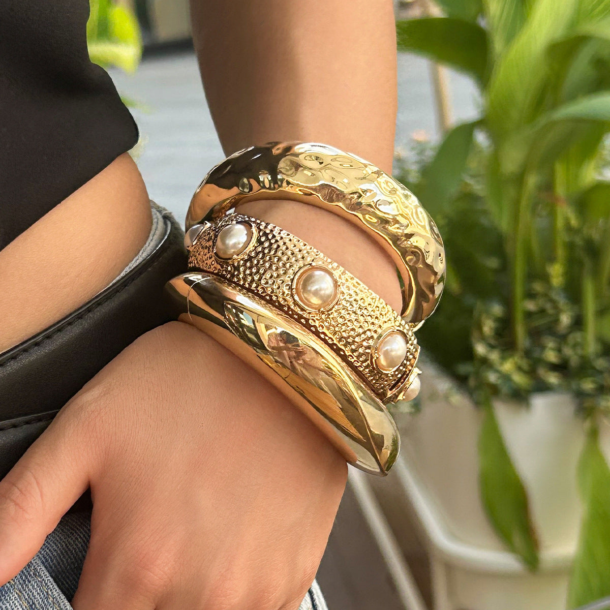 Fashionable pleated concave pearl bracelet with light luxury and metallic feel Bracelet wide face - V.I.P Digital Presence