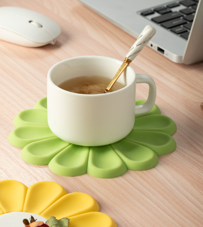 Creative Daisy Flower Household Oil and Heat Resistant Small Fresh Japanese and Korean Bowl and Plate Mats - V.I.P Digital Presence