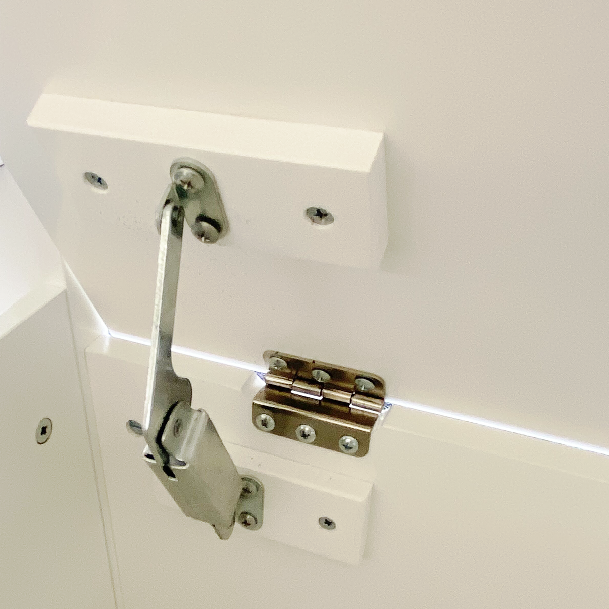 A white rubber wood children's toy box with soft cushioned seats, stools, flip covers, and safety hinges for toy storage