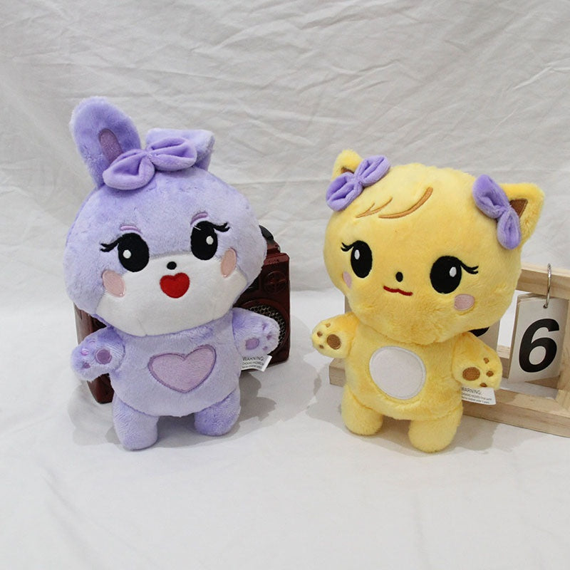 Lindos muñecos de peluche de pato amarillo, oso y conejo morado
