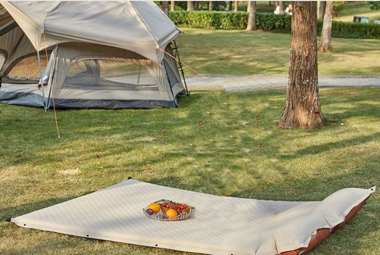 Colchón de aire autoinflable con diseño de camuflaje, ideal para camping y almohada. 