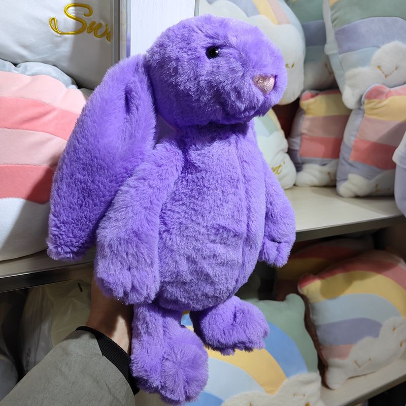 Muñeco de peluche de conejito bordado, conejito de orejas largas, bebé durmiendo con un muñeco de conejito de orejas grandes