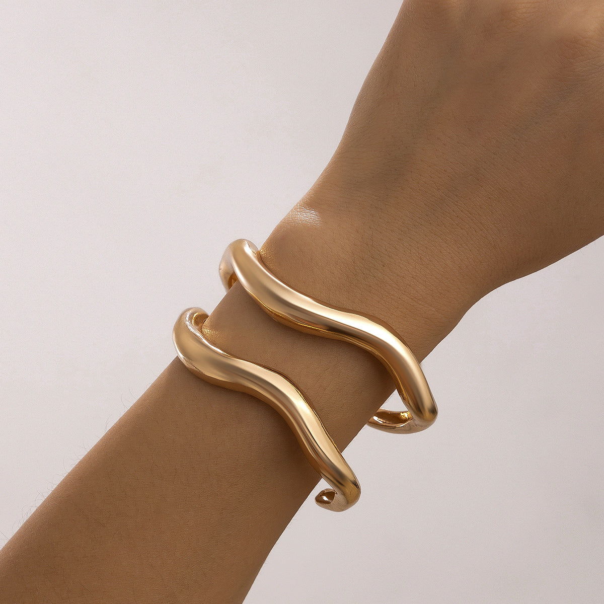 Ins style folding circular versatile bracelet, wide surface smooth irregular alloy bracelet - V.I.P Digital Presence