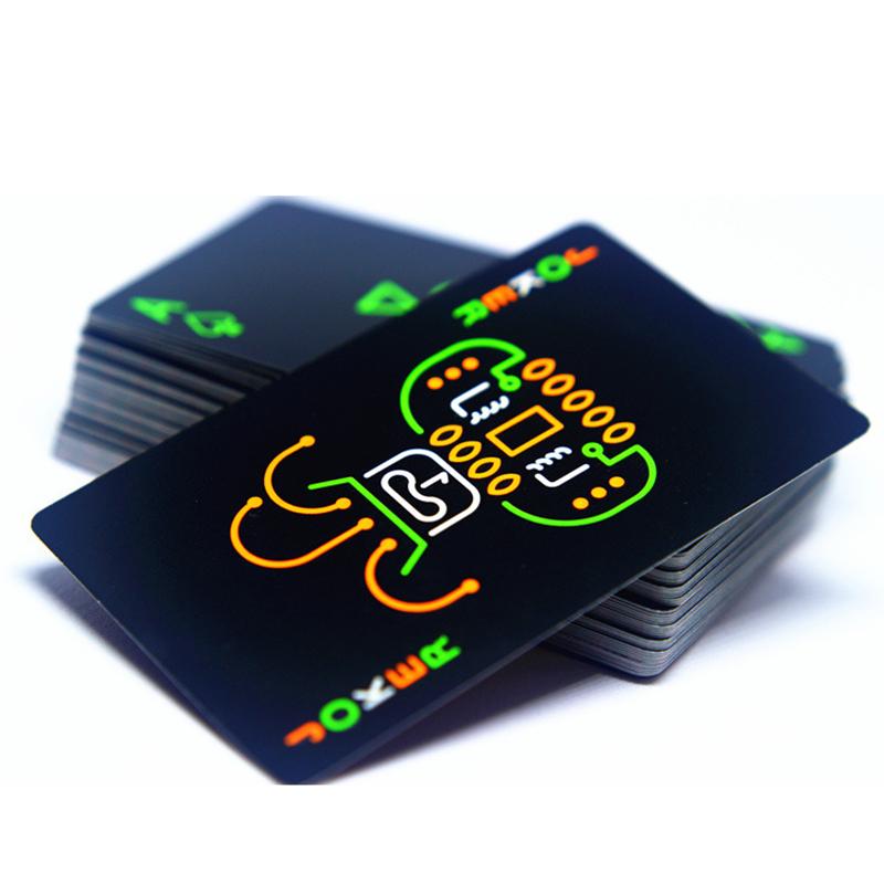 Cartas de póquer fluorescentes y luminosas negras