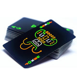 Cartas de póquer fluorescentes y luminosas negras