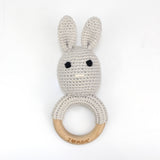 Campana relajante para bebé con nombre tallado, regalo para recién nacido, regalo para el baño, muñeca de dibujos animados tejida