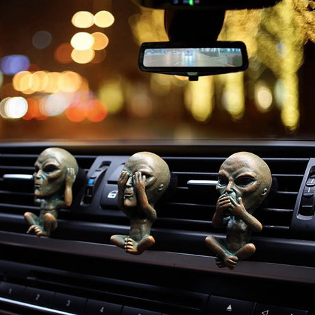 Alien aromatherapy clip decoration resin car air conditioning vent aromatherapy clip decoration - V.I.P Digital Presence