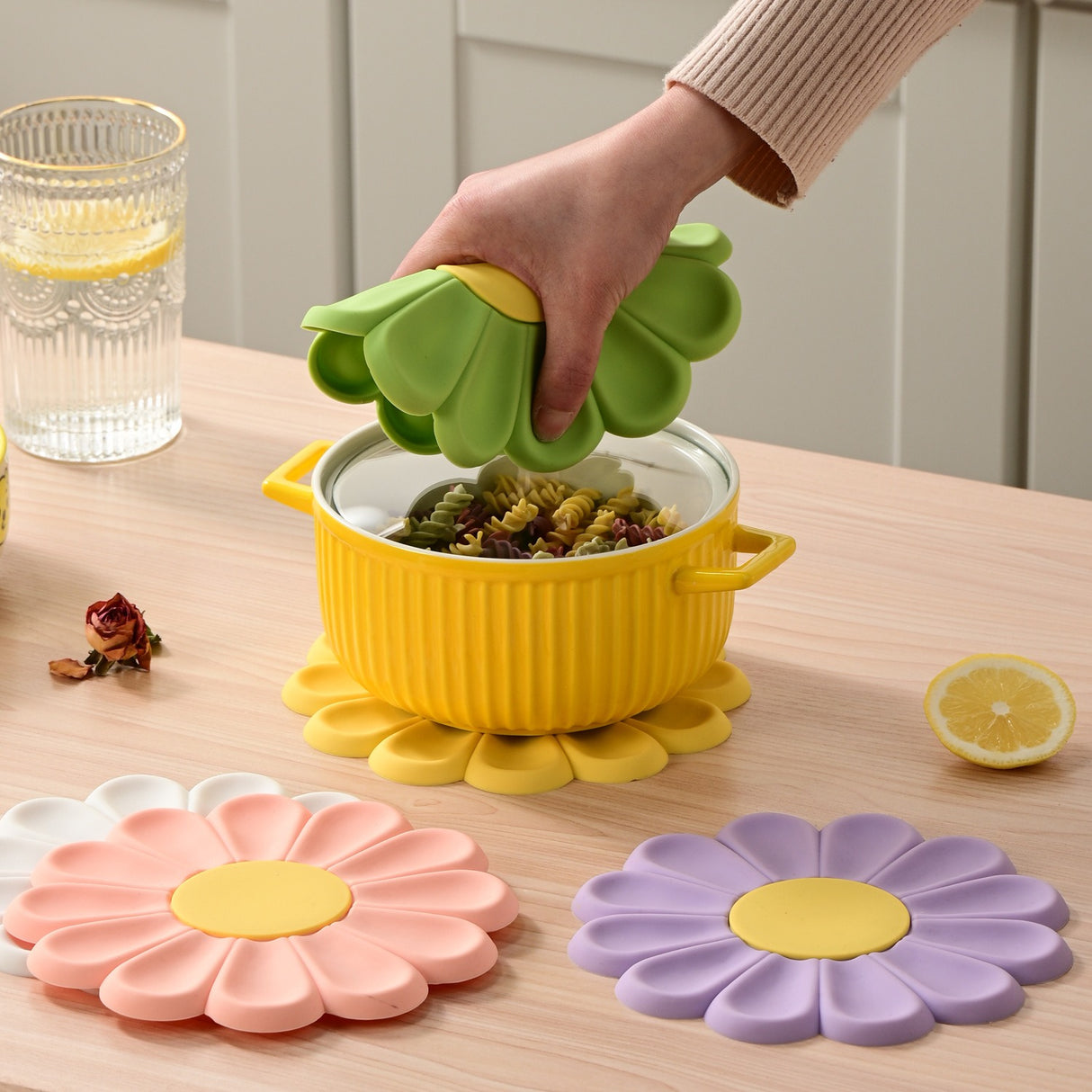 Creative Daisy Flower Household Oil and Heat Resistant Small Fresh Japanese and Korean Bowl and Plate Mats - V.I.P Digital Presence