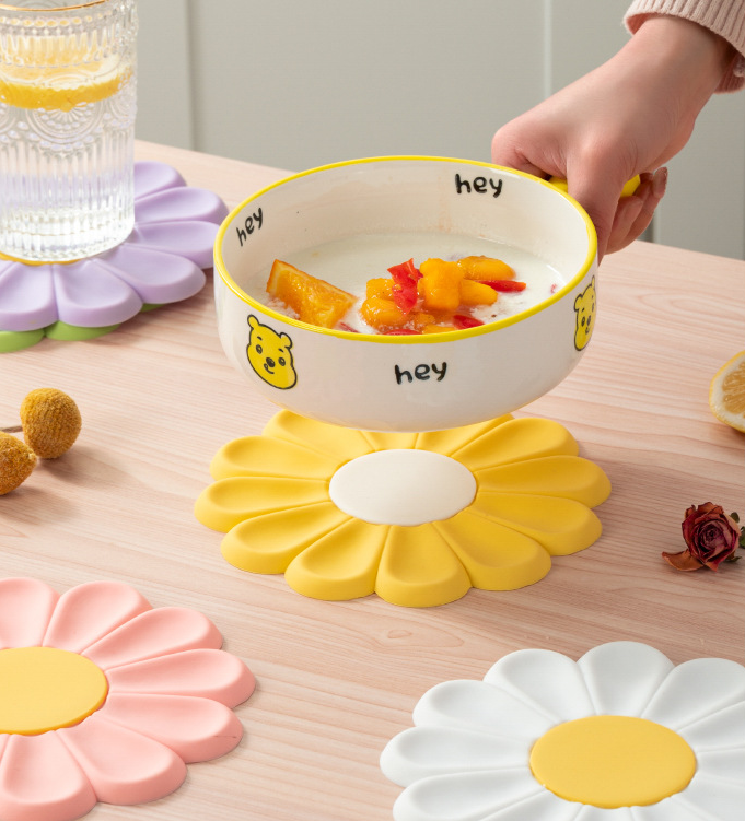 Creative Daisy Flower Household Oil and Heat Resistant Small Fresh Japanese and Korean Bowl and Plate Mats - V.I.P Digital Presence