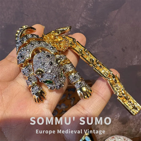 vintage pieces Brief brooch European autumn and winter accessories - V.I.P Digital Presence