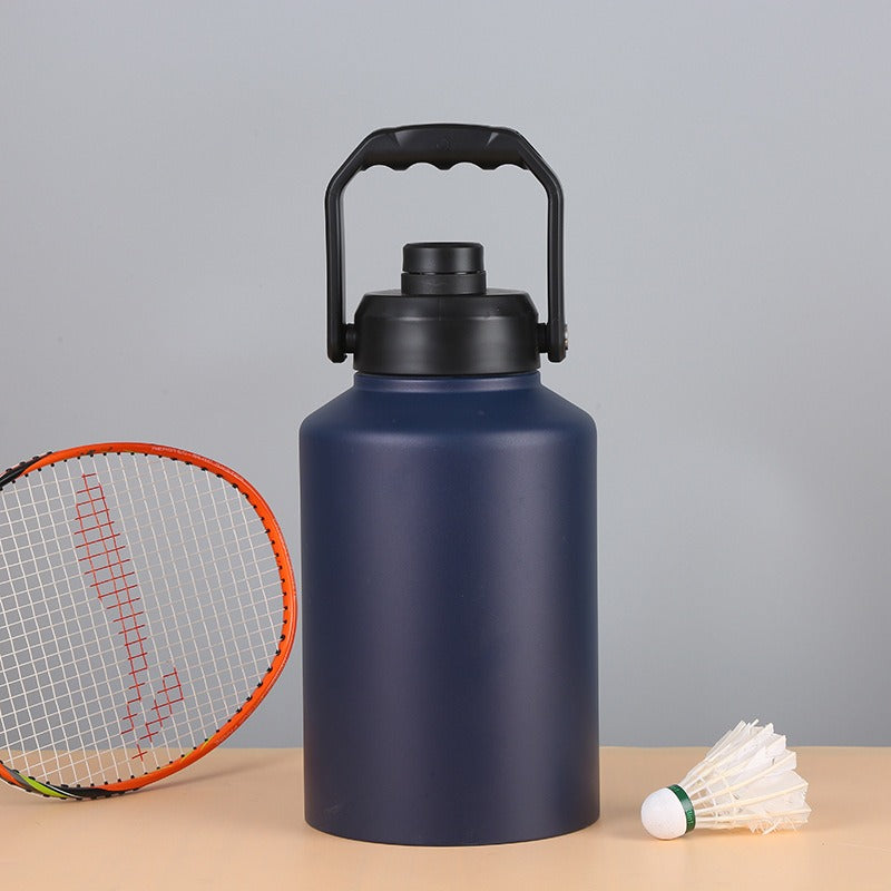Botella de agua deportiva de acero inoxidable con doble pared, de medio galón, con aislamiento, de 64 oz y 128 oz, con asa