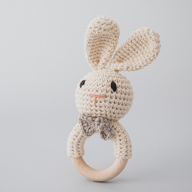 Campana relajante para bebé con nombre tallado, regalo para recién nacido, regalo para el baño, muñeca de dibujos animados tejida