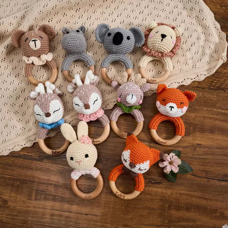 Campana relajante para bebé con nombre tallado, regalo para recién nacido, regalo para el baño, muñeca de dibujos animados tejida